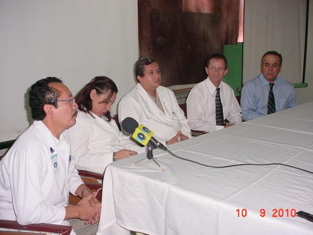 El doctor Jose Sannto meza, presenta a medicos de MANOS QUE AYUDAN.